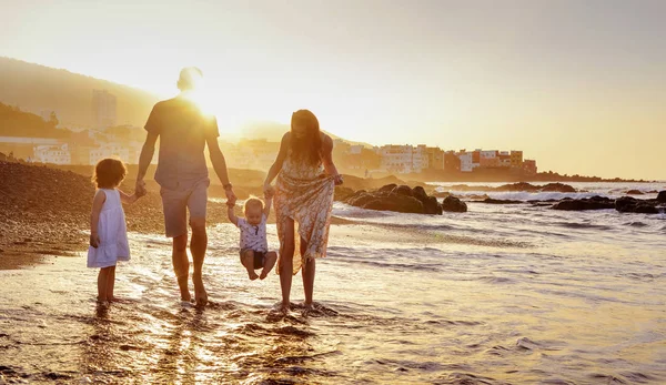 Familia alegre divirtiéndose en una playa, retrato de verano —  Fotos de Stock