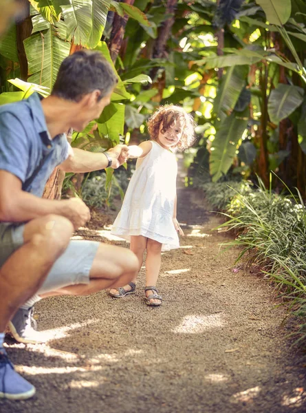 Отец и дочь в тропическом парке — стоковое фото