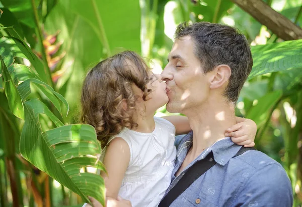 Портрет веселого ребенка, целующего отца — стоковое фото