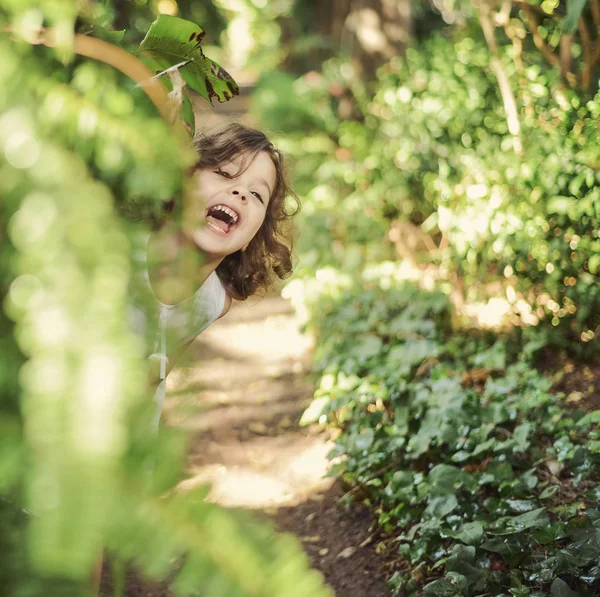 Porträtt av en glad liten flicka — Stockfoto