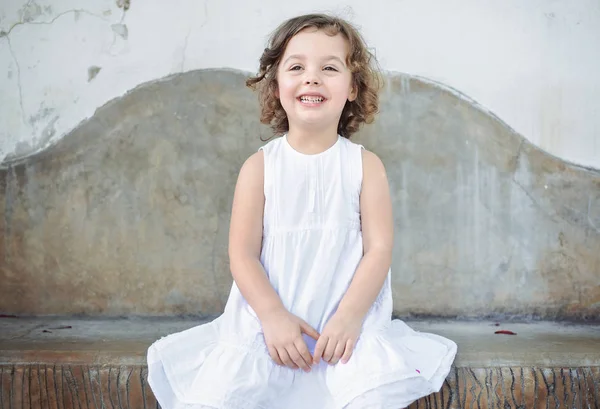 Neşeli küçük bir kızın portresi — Stok fotoğraf