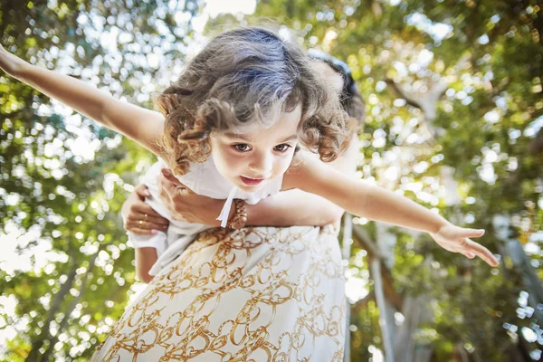 Mãe brincando com seu filho amado em um parque — Fotografia de Stock