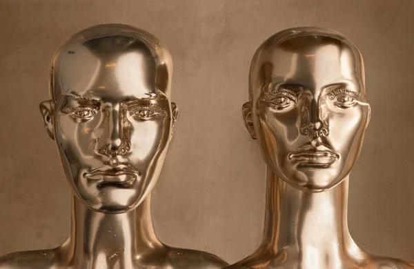 Duas peças de esculturas humanas douradas — Fotografia de Stock