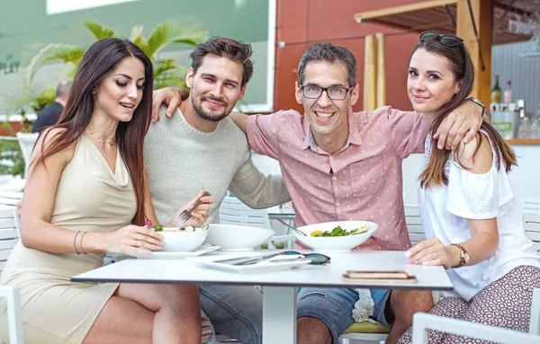 Portret van vrolijke vrienden in de zomer-restaurant — Stockfoto