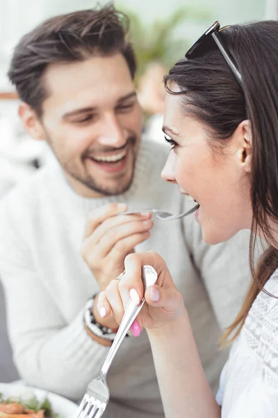 Attraente coppia mangiare un pranzo leggero — Foto Stock