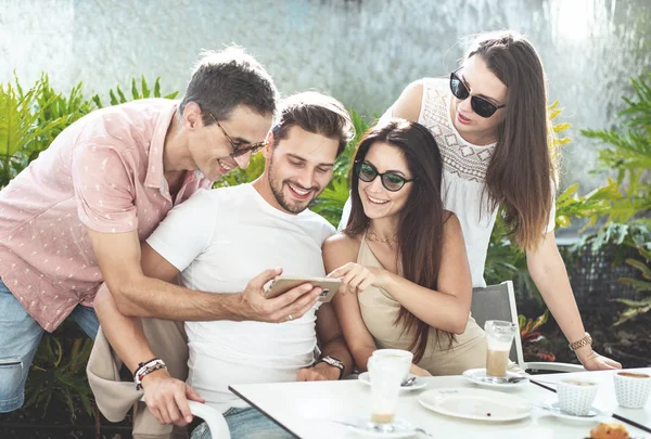 Grupp glada vänner i caféet — Stockfoto