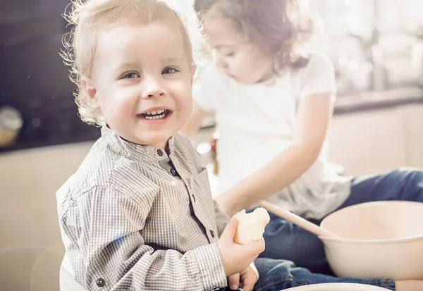 Vrolijke broers en zussen een dessert te maken — Stockfoto