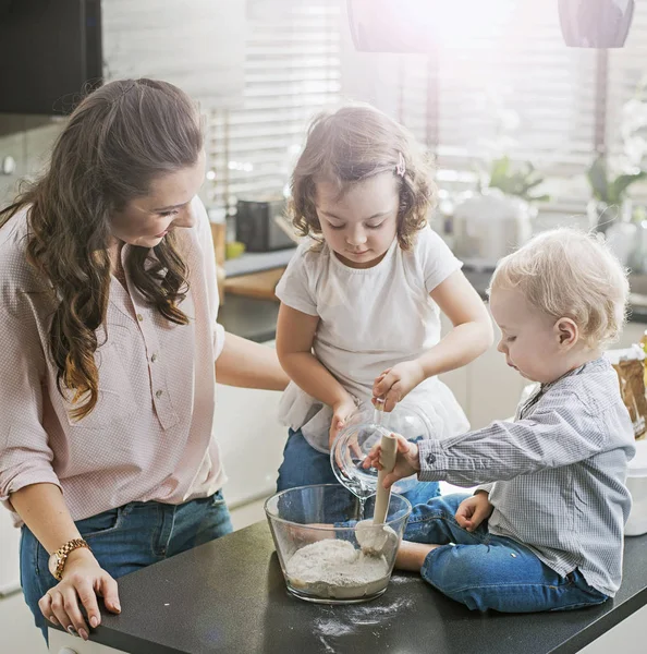 Moeder en kinderen een taart maken — Stockfoto