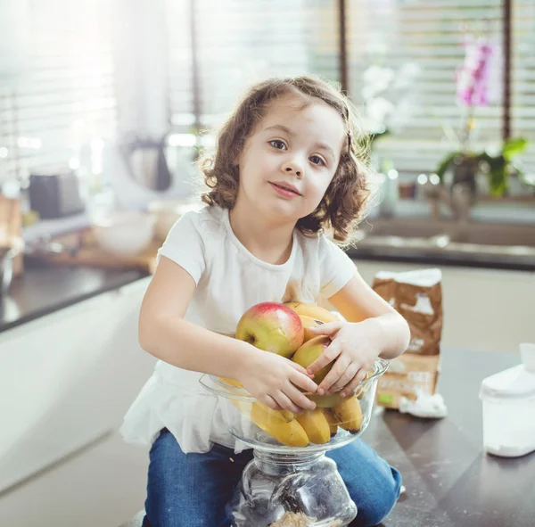 Портрет веселой девушки с кучей фруктов — стоковое фото