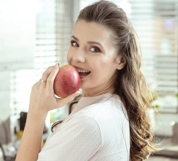 Портрет красивой леди, кусающей яблоко — стоковое фото