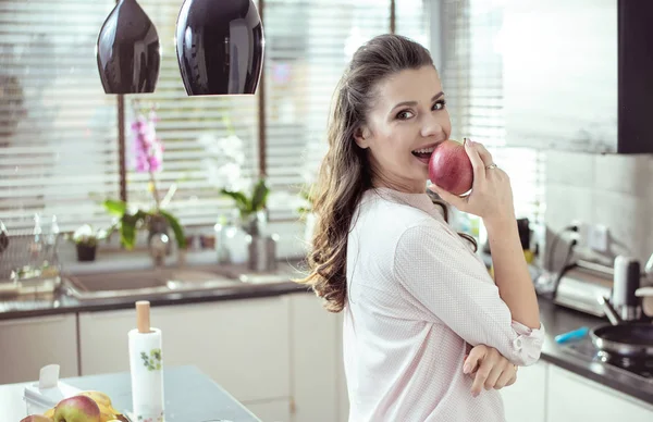 Ritratto di una bella signora che morde una mela — Foto Stock