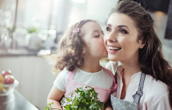 Mãe e filha segurando ervas - tiro de cozinha — Fotografia de Stock