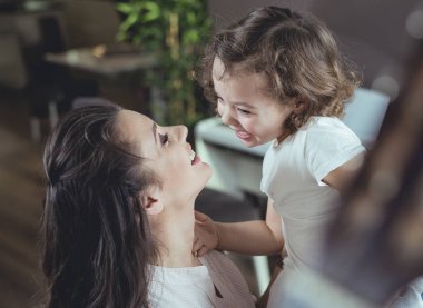 evde kızı olan mutlu anne