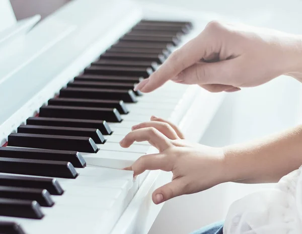 Nahaufnahme von zwei Klavierspielenden Händen — Stockfoto