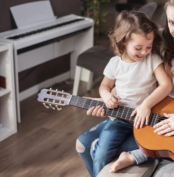 Μητέρα και κόρη του παίζοντας κιθάρα — Φωτογραφία Αρχείου