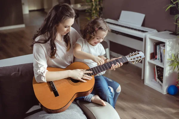 엄마와 딸 기타 연주 — 스톡 사진