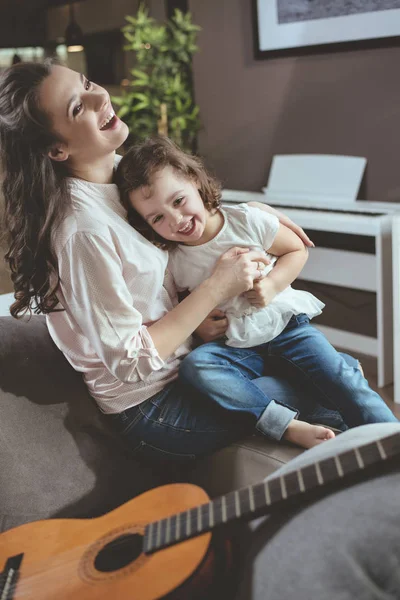 Mãe feliz com uma filha em casa — Fotografia de Stock