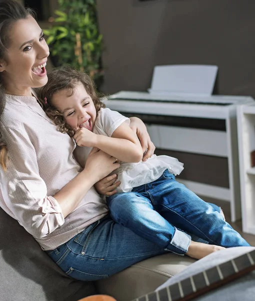 Mãe feliz com uma filha em casa — Fotografia de Stock