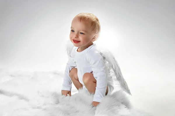 귀여운 작은 아기 천사의 초상화 — 스톡 사진