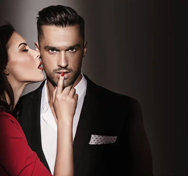 Yakışıklı bir adam baştan şehvetli şık kadın