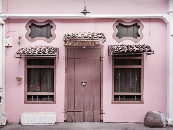 Starobylé, růžová budova s dřevěné dveře — Stock fotografie