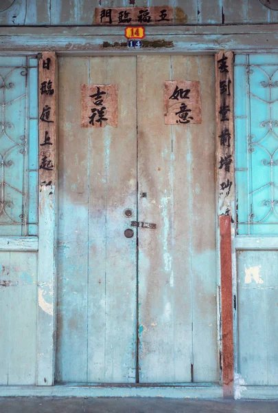 Grungy träbyggnad med asiatiska inskrifterna — Stockfoto