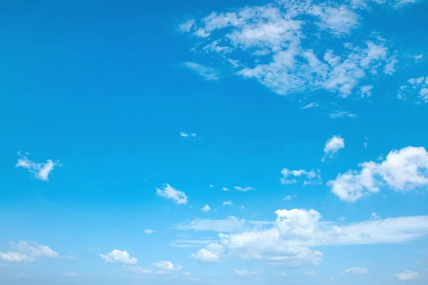 Bella vista di un'estate, cielo nuvoloso Fotografia Stock