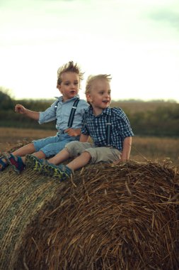 İki sevimli kardeş kılıfına yaslanıyor.