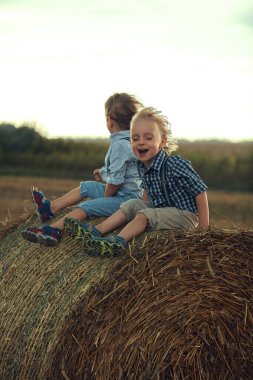 İki sevimli kardeş kılıfına yaslanıyor.