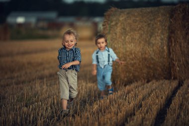 İki sevimli çocuk kırsalda eğleniyor.