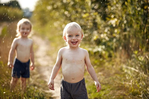 Porträt fröhlicher, entspannter Kinder, die die Ferienzeit genießen — Stockfoto