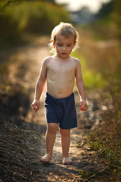 Retrato de um menino calmo no caminho contrário — Fotografia de Stock