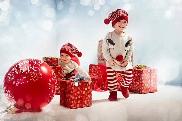 Два веселых мальчика наслаждаются Рождеством — стоковое фото