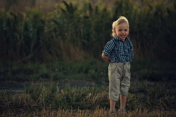 Porträt eines kleinen blonden Jungen auf dem Land — Stockfoto