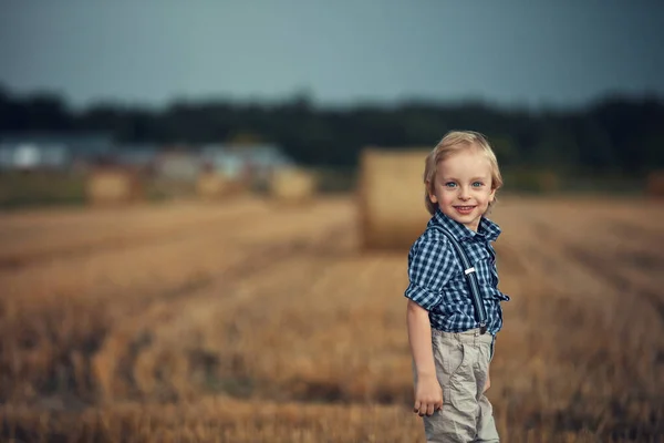 Πορτρέτο ενός χαρούμενου παιδιού που ποζάρει στο χωράφι με τα καλαμπόκια — Φωτογραφία Αρχείου