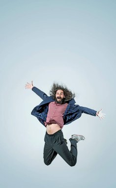 Renkli takım giyen neşeli, komik bir ineğin portresi.