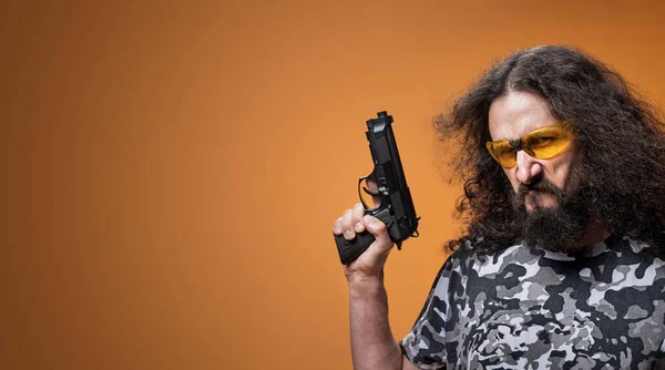 Портрет Худого Смішного Хлопця Який Тримає Пістолет Ізольований — стокове фото