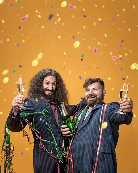 Dois Amigos Engraçados Celebrando Sucesso — Fotografia de Stock