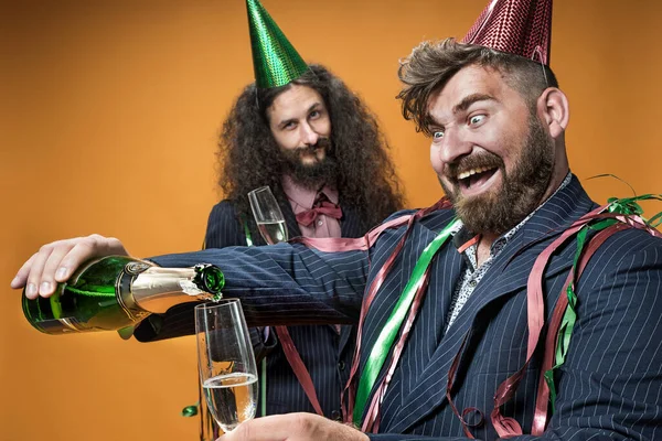 Dos Amigos Divertidos Celebrando Éxito — Foto de Stock