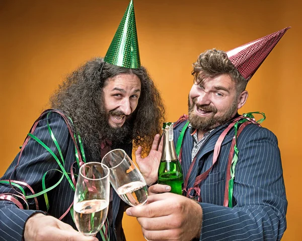 Dos Amigos Elegantes Alegres Disfrutando Fiesta —  Fotos de Stock