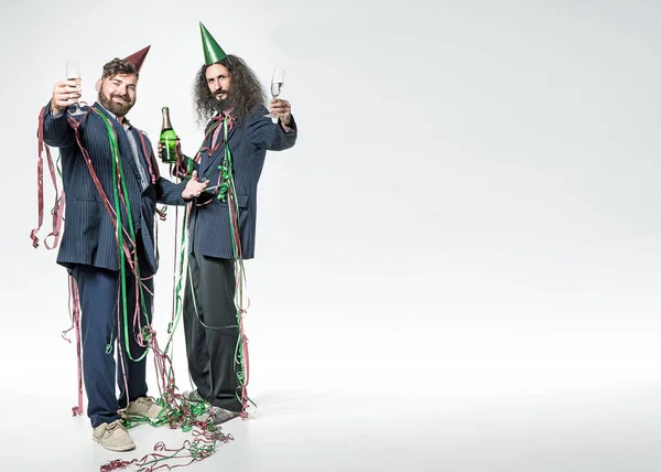 Dois Amigos Elegantes Alegres Que Apreciam Festa — Fotografia de Stock