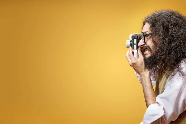 Περίεργος Σπασίκλας Βγάζει Φωτογραφία Μια Μικροσκοπική Κάμερα — Φωτογραφία Αρχείου