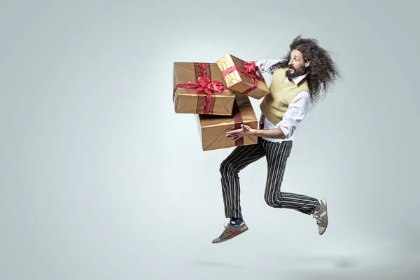 Magere Man Loopt Rond Met Een Stel Geschenken — Stockfoto