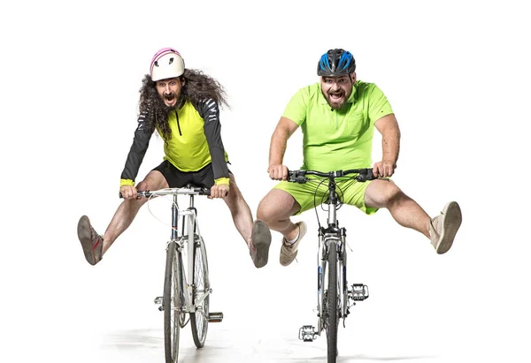 自転車に乗るプランプとスキニーギーク — ストック写真