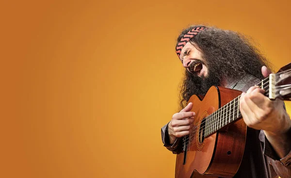 Cheerful Skinny Hippe Playing Guitar — Stock Photo, Image