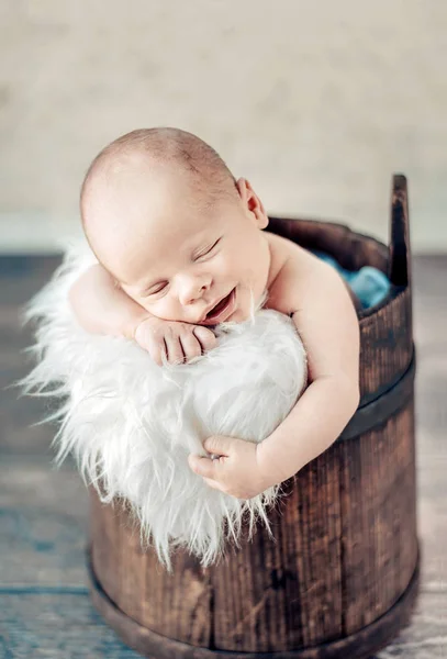 Retrato De Un Lindo Bebe Recien Nacido Dormido Papa Feliz Stock Photo Retrato De Un Lindo Bebe Recien Nacido Dormido Papa Feliz Stock Photo