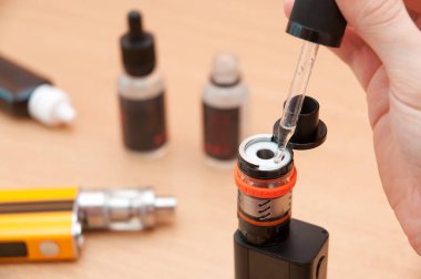 İnsan eli dolum e-vaping atomizer içinde sıvı