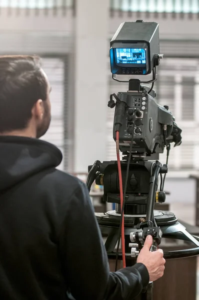 Cameraman working on TV show — Stock Photo, Image