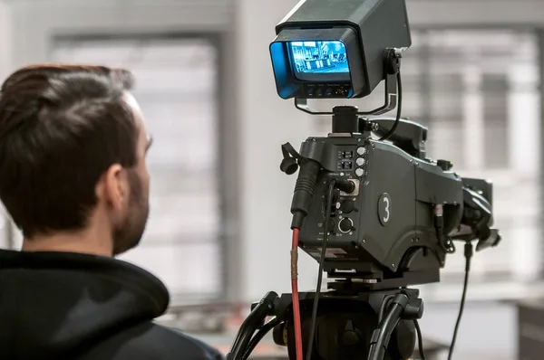 Cameraman working on TV show — Stock Photo, Image