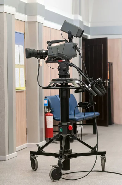 Профессиональная камера на штативе — стоковое фото
